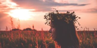 Jak zrobić stroik ze sztucznych kwiatów na stół?