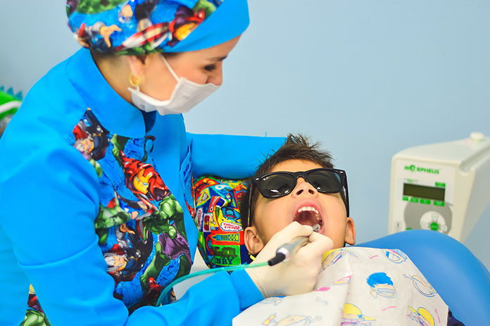 dentist-1437430_1920 Dlaczego warto wybrać leczenie w klinice stomatologicznej