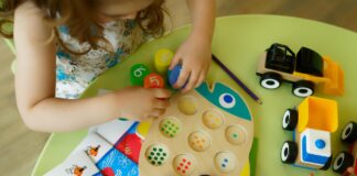 Jakie pomoce edukacyjne najlepiej wspierają rozwój motoryczny i poznawczy przedszkolaka? Jakie pomoce edukacyjne najlepiej wspierają rozwój motoryczny i poznawczy przedszkolaka